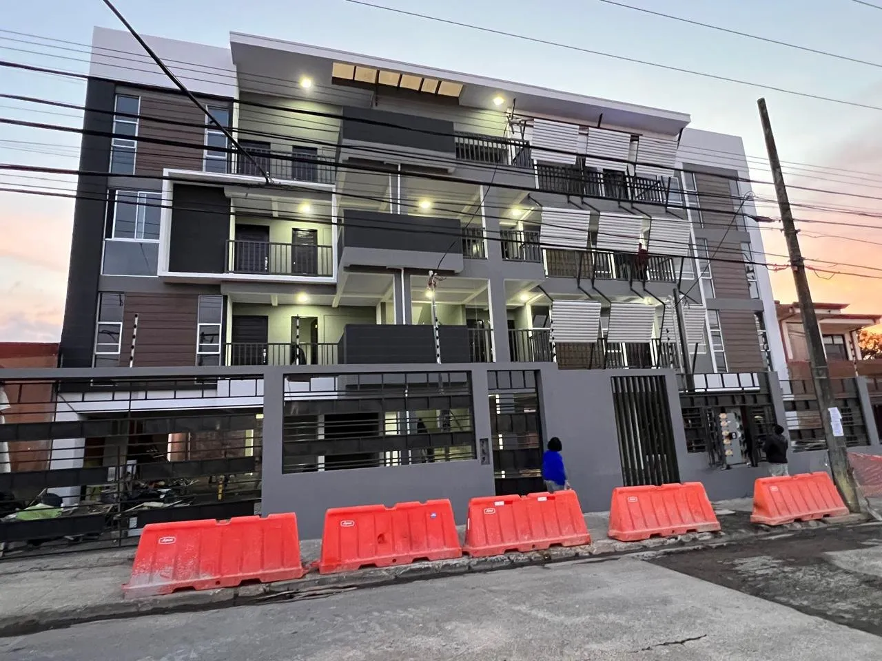 Edificio de apartamentos, cuatro niveles, foto 1