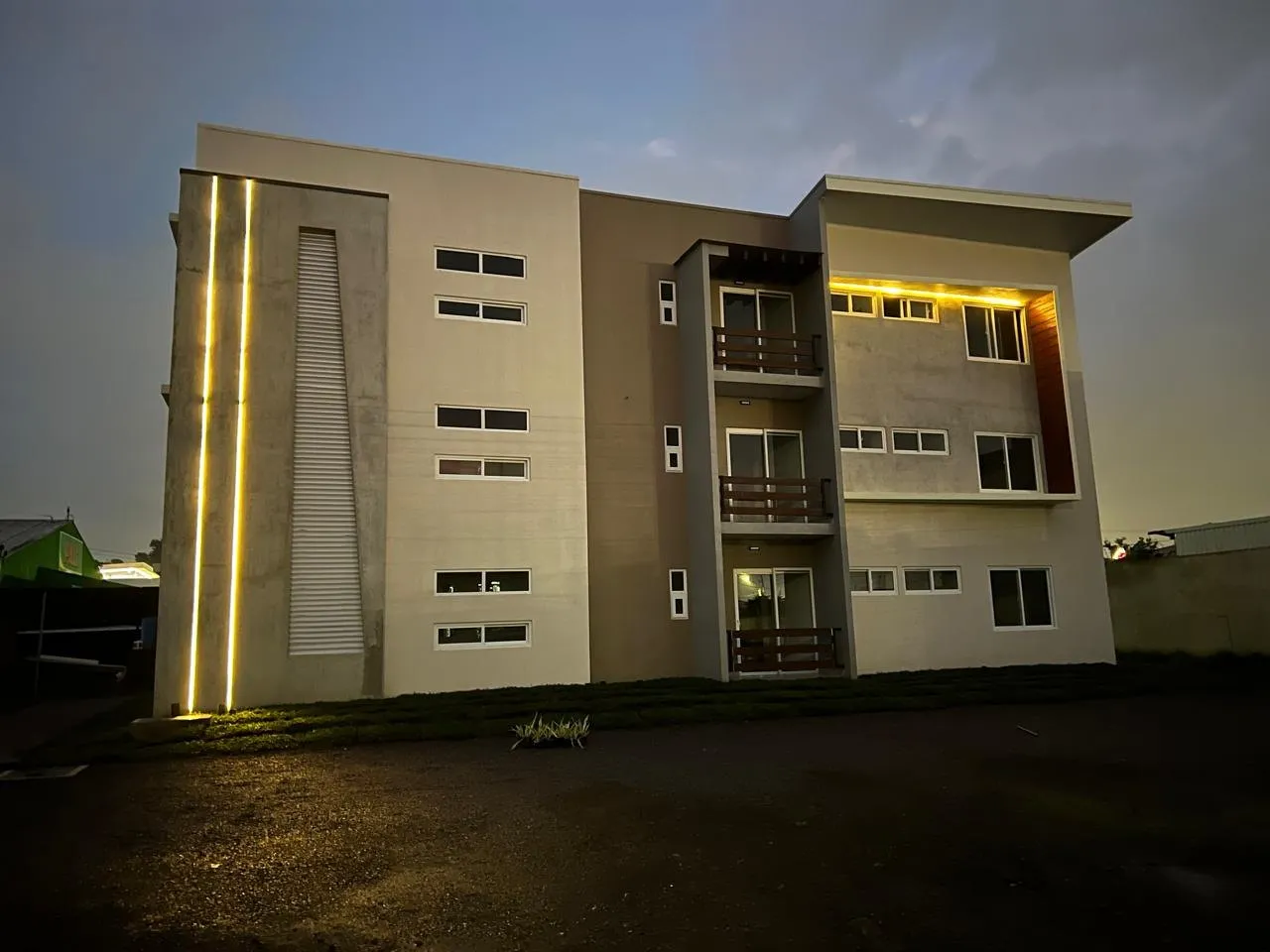 Edificio de apartamentos, tres niveles, foto 1
