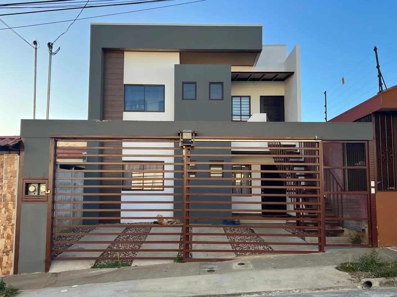 Residencia urbana de dos niveles, foto 1