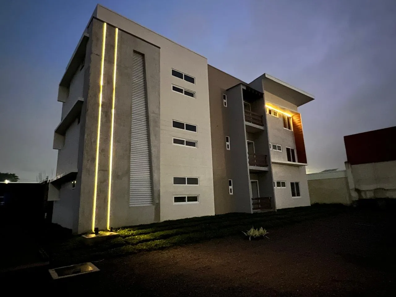 Edificio de apartamentos, tres niveles, foto 2