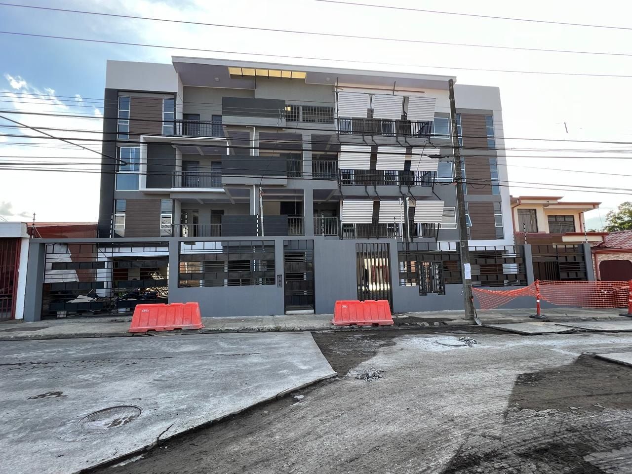 Edificio de apartamentos, cuatro niveles, foto 5