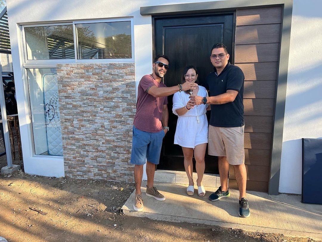 Clientes recibiendo las llaves de su vivienda junto a Grupo Trejos